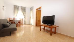 Una televisión o centro de entretenimiento en Apartmento Torrevieja 4248