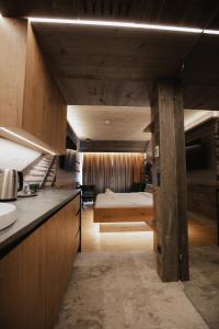 een keuken en een slaapkamer met een bed in een kamer bij Hotel Gleiserei in Oberndorf bei Salzburg