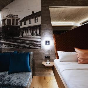 een slaapkamer met een bed en een trein op het spoor bij Hotel Gleiserei in Oberndorf bei Salzburg