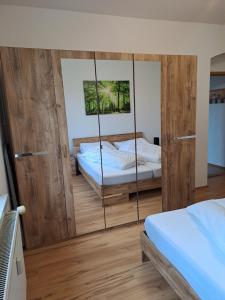 מיטה או מיטות בחדר ב-Ferienwohnung Spatzennest