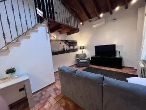 Green Villa - CityDoor في Lacchiarella: غرفة معيشة بها أريكة وتلفزيون