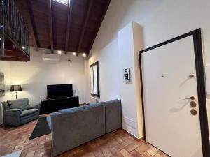 uma sala de estar com um sofá e uma porta de correr em Green Villa - CityDoor em Lacchiarella