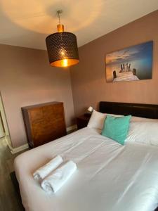 都柏林的住宿－The Stillorgan Village，卧室配有白色床和毛巾