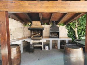 een buitenkeuken met een tafel en een oven bij Casa Rural Pierresena en Larrayoz, Navarra in Arístregui