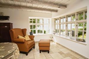 Neuendorfにあるstrandnahe Idylle am Meer, private Badestelle mit Strandkorb - Gutshof Ostseeblick FeWo Nr 04のリビングルーム(椅子、窓付)