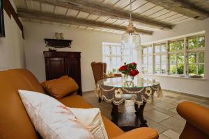 Neuendorfにあるstrandnahe Idylle am Meer, private Badestelle mit Strandkorb - Gutshof Ostseeblick FeWo Nr 04の花が飾られたテーブルのあるリビングルーム