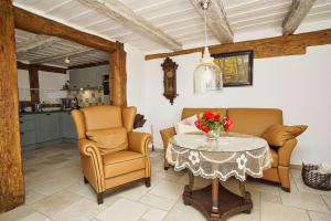 Neuendorfにあるstrandnahe Idylle am Meer, private Badestelle mit Strandkorb - Gutshof Ostseeblick FeWo Nr 04のテーブルと椅子のあるキッチンとダイニングルーム +24枚の写真