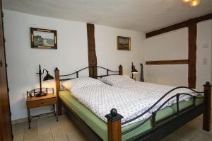 Neuendorfにあるstrandnahe Idylle am Meer, private Badestelle mit Strandkorb - Gutshof Ostseeblick FeWo Nr 04のベッドルーム1室(木枠のベッド1台付)