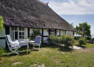 Neuendorfにあるstrandnahe Idylle am Meer, private Badestelle mit Strandkorb - Gutshof Ostseeblick FeWo Nr 04の家