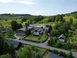 uma vista aérea de uma aldeia com casas e uma estrada em Hamříkova stáj em Dolní Moravice