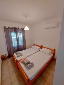 sypialnia z 2 łóżkami i oknem w obiekcie Beach front apartment Psili Ammos w mieście Psili Ammos
