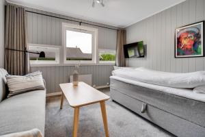pokój hotelowy z 2 łóżkami i stołem w obiekcie Mosjøen Apartmens w mieście Mosjøen