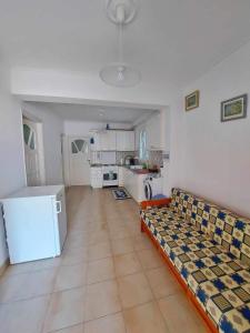 sala de estar con sofá y cocina en Beach front apartment Psili Ammos, en Psilí Ámmos