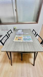 堺市にあるRent a leaping floor villa 2 mins to stationのテーブル(椅子2脚、紙付)
