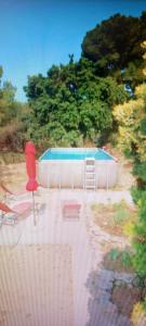 une clôture avec des chaises et une piscine en arrière-plan dans l'établissement L'Oustaou Dorey, à Saint-Cyr-sur-Mer