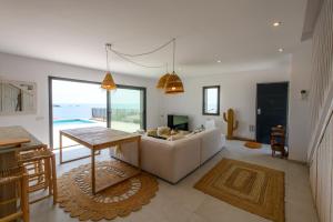 een woonkamer met een bank en een tafel bij Can Bailet in Cadaqués
