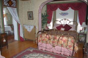 
A bed or beds in a room at Schuster Mansion Bed & Breakfast
