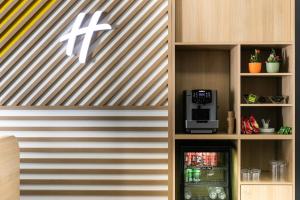 Кухня или мини-кухня в Holiday Inn Perpignan by IHG
