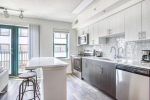 A kitchen or kitchenette at Logan Circle 1BR w Gym WD Pool nr bars WDC-484