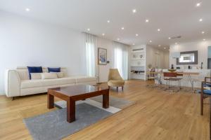 un soggiorno con un divano e un tavolo di Villa Mármore a Funchal