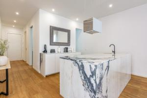 una cucina con pareti bianche e ripiano in marmo di Villa Mármore a Funchal Altre 28 foto