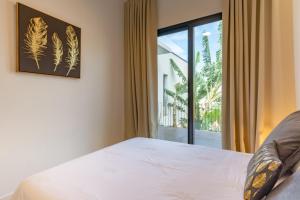 una camera da letto con un letto e una grande finestra di Villa Mármore a Funchal