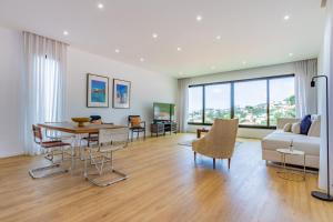 un soggiorno con un tavolo e un divano di Villa Mármore a Funchal