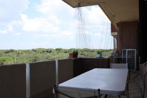 - Balcón con mesa y vistas al campo en Belvedere mare e pineta, en Lido di Ostia