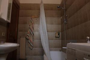 Un baño con ducha, lavabo e inodoro. en Belvedere mare e pineta, en Lido di Ostia