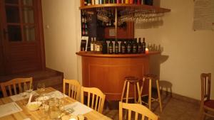 - une salle à manger avec une table et des bouteilles de vin dans l'établissement Apartmán a vinný sklep - Víno Gallus, à Znojmo