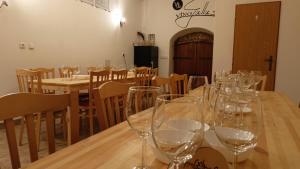 - une longue table en bois avec des verres à vin dans l'établissement Apartmán a vinný sklep - Víno Gallus, à Znojmo