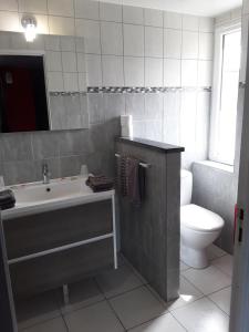 L'amarante chambres d'hôtes villefranche de panat في Villefranche-de-Panat: حمام مع حوض ومرحاض ومغسلة