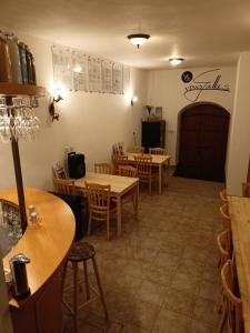 - un restaurant avec des tables et des chaises dans une salle dans l'établissement Apartmán a vinný sklep - Víno Gallus, à Znojmo