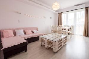 Brand new, large apartment with opening discount في بودابست: غرفة معيشة مع أريكة وطاولة