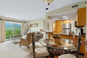 een keuken en een woonkamer met een tafel in een kamer bij Deer Ridge Mountain Resort C102 in Gatlinburg