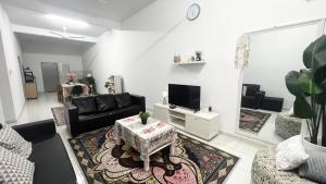 salon z kanapą i stołem w obiekcie Homestay Near Plaza Tol Bandar Ainsdale w mieście Labu