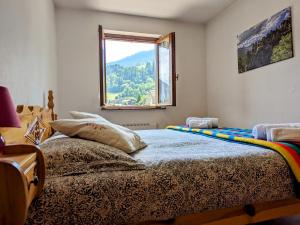 - une chambre avec 2 lits et une fenêtre dans l'établissement Lovely 4 bedroom villa with amazing views!, à Torgnon
