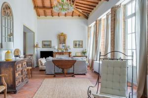 un soggiorno con letto e divano di La Serra Vitignano-Stunning Villa W/Swimming Pool! a Castelnuovo Berardenga