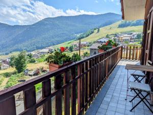 Elle comprend un balcon offrant une vue sur les montagnes. dans l'établissement Lovely 4 bedroom villa with amazing views!, à Torgnon