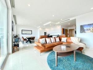 Χώρος καθιστικού στο Penthouse by the Marina