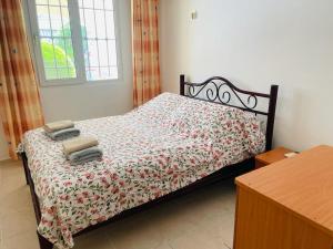 een slaapkamer met een bed met twee handdoeken erop bij Rent 1 bed in amazing complex CC in Didim
