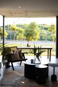 The Woods Luxury Homes - Elaleni Estate في باليتو: غرفة معيشة مع أريكة وطاولة