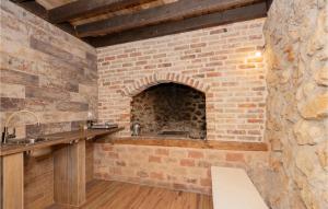 Fotografie z fotogalerie ubytování Four-Bedroom Holiday Home Zmijavci With A Fireplace 09 v destinaci Zmijavci