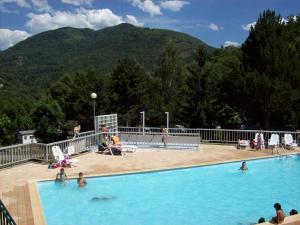 een groep mensen in een zwembad bij Camping Le Castella in Luzenac