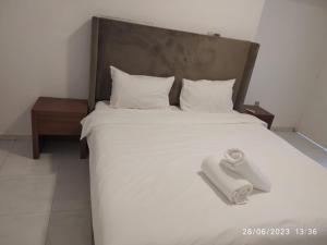 Un pat sau paturi într-o cameră la Salalah Beach Villas