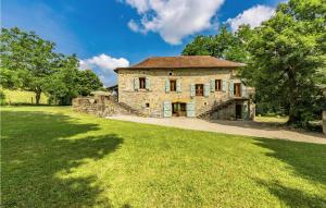 una antigua casa de piedra con un gran patio de césped en 4 Bedroom Amazing Home In Caylus, en Caylus