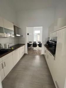 Kuchyň nebo kuchyňský kout v ubytování WoogeElisa - Ehrwürdige Dorfvilla in Strandnähe