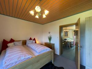 um quarto com uma cama grande e um tecto em madeira em Landhaus Schönblick em Radenthein