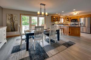 Η κουζίνα ή μικρή κουζίνα στο Game Room and Patio Bremer House Waverly Rental