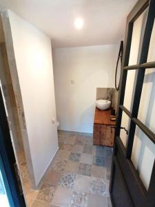 謝瓦布朗克的住宿－Meublé chaleureux en Provence，客房设有带水槽和门的浴室